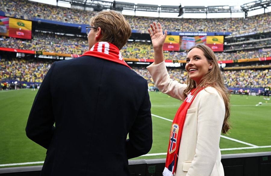 Foto Calon Ratu Norwegia Nonton Piala Dunia, Peluk Haaland Saat Telanjang Dada