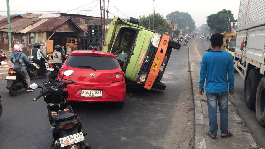 Tabrakan Truk dan Mobil di Jembatan BKT Cakung, Arus Lalu Lintas ke Pulogadung Terganggu