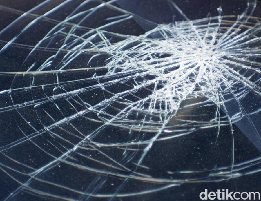 BOGOR — Sebuah kecelakaan tunggal yang melibatkan kendaraan minibus terjadi di Jalan Raya Ciawi, tepat di depan Markas Polsek Ciawi, Kabupaten Bogor, pada Sabtu dini hari (4/7/2026). Insiden nahas ini menyebabkan arus lalu lintas di jalur Gadog menuju Ciawi mengalami perlambatan sesaat setelah kendaraan tersebut menabrak trotoar dan tembok kantor polisi hingga terguling.
