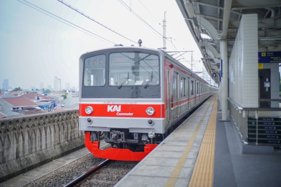 KRL Jalur Bekasi-Cikarang Alami Gangguan Akibat Motor Tertemper Kereta Bandara