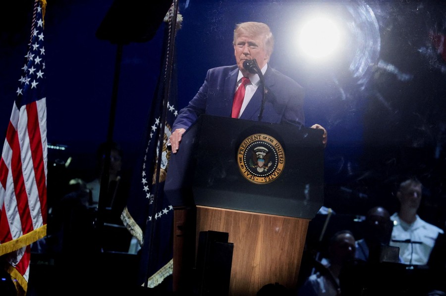 Trump Langsung Telepon Presiden FIFA, Minta Kartu Merah Striker AS Dibatalkan