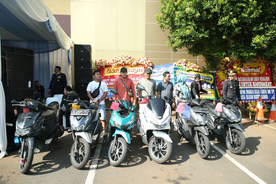 Hari Bhayangkara Ke-80, Kapolres Jaksel Kembalikan Motor Curian ke Pemilik