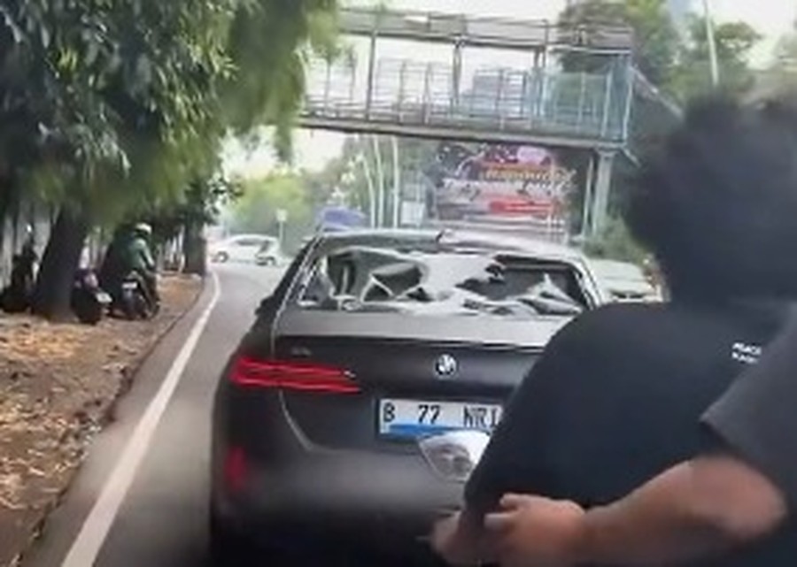 Detik-detik BMW Listrik Tabrak Pemotor hingga Diamuk Massa di Jakbar