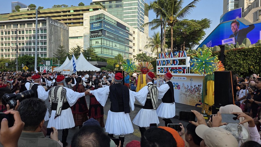 Kemeriahan Parade Budaya di CFD Bundaran HI: Tari Syrtos Yunani hingga Bandrong Cilegon Hipnotis Warga