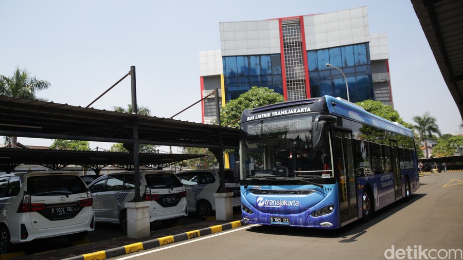 Bus TransJ Tabrak Separator Busway di MT Haryono, Arus Lalin Kembali Lancar Usai Evakuasi