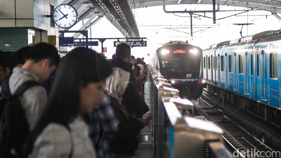 Sejumlah pintu masuk di Stasiun MRT Dukuh Atas dan Stasiun Bundaran HI terpaksa ditutup sementara pada Jumat (12/6/2026)