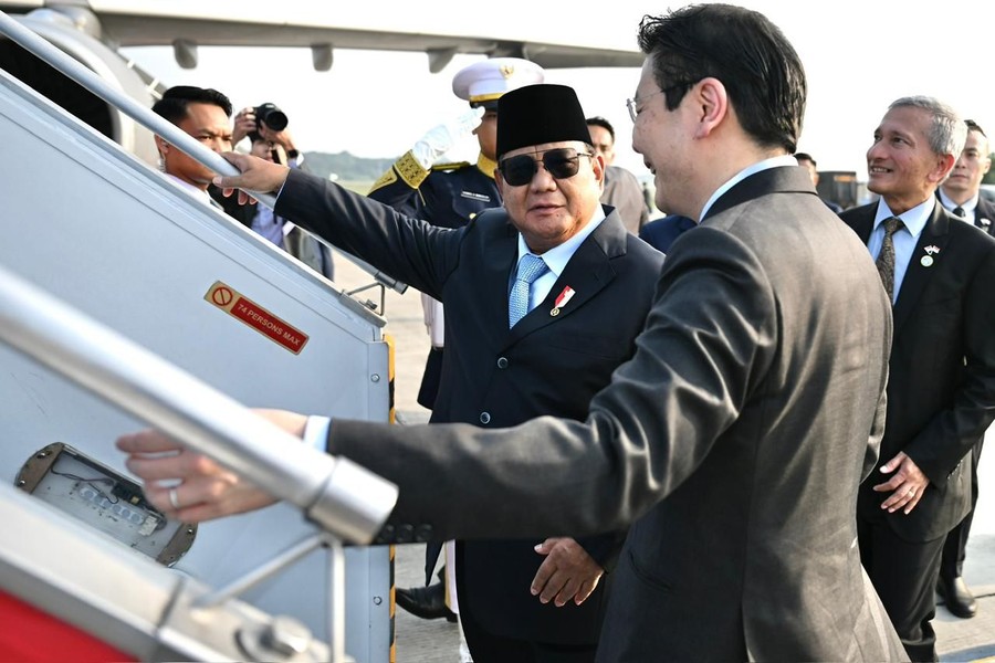 Momen Hangat Prabowo Antar Langsung Keberangkatan PM Singapura