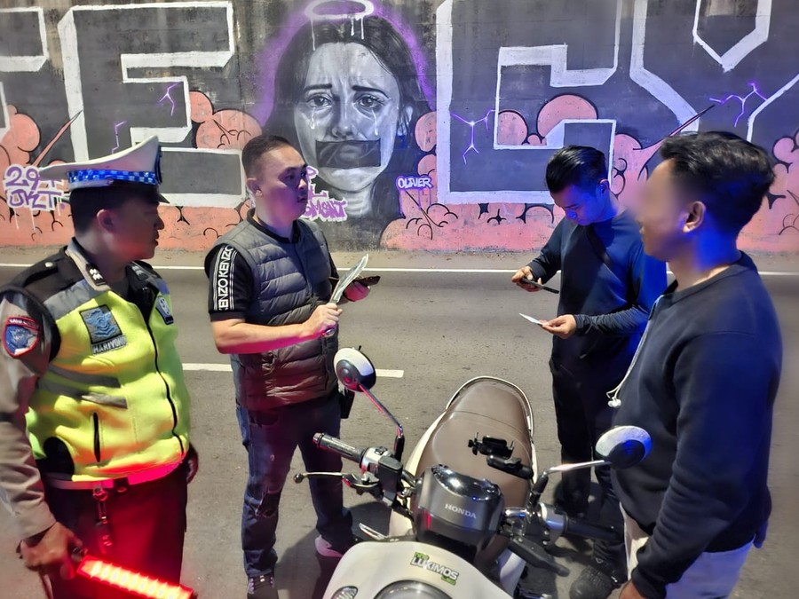 Patroli Dini Hari Polsek Palmerah Amankan Pria Bersenjata Badik