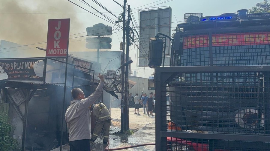 Brimob Kerahkan Water Cannon Bantu Padamkan Kebakaran Kios di Tangsel