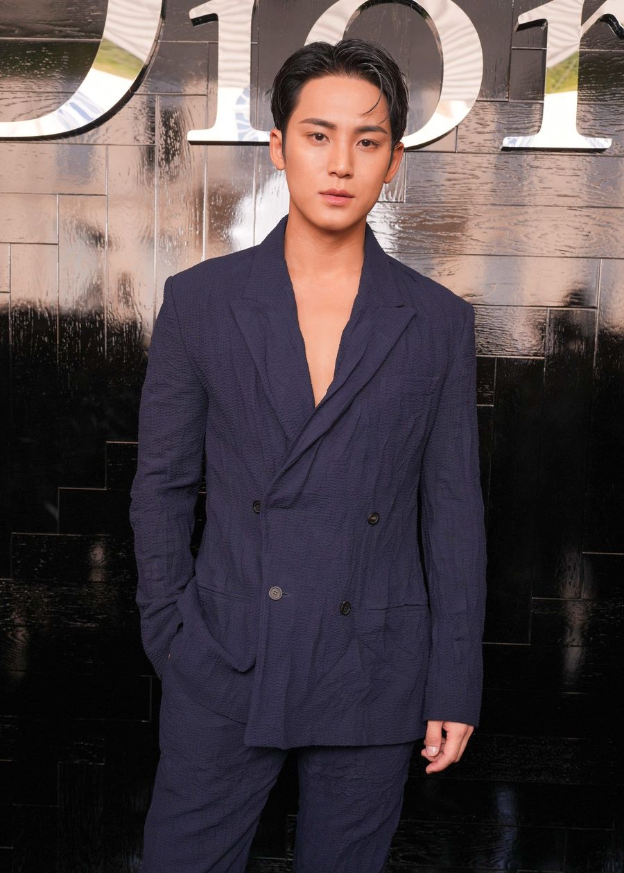 Pesona Mingyu SEVENTEEN Jadi Pangeran Dior, Auranya Bikin Mabuk Visual