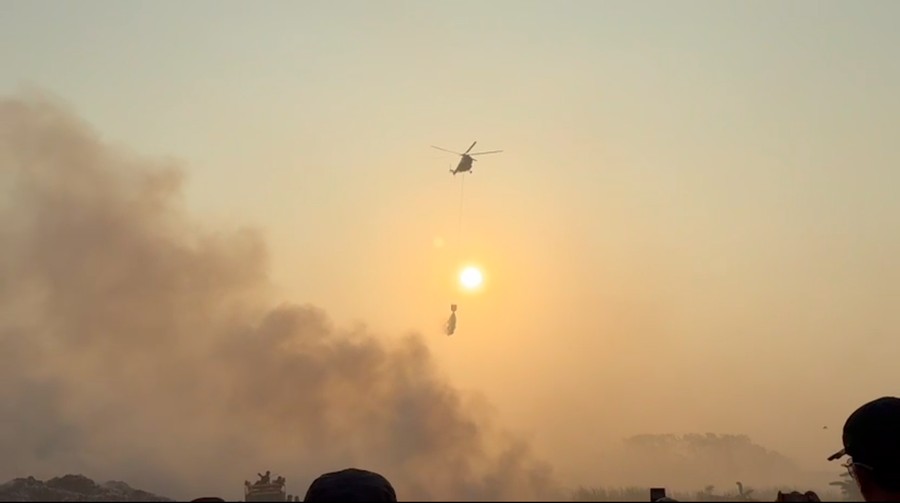 Dua Helikopter Water Bombing Dikerahkan Padamkan Kebakaran TPA Jatiwaringin
