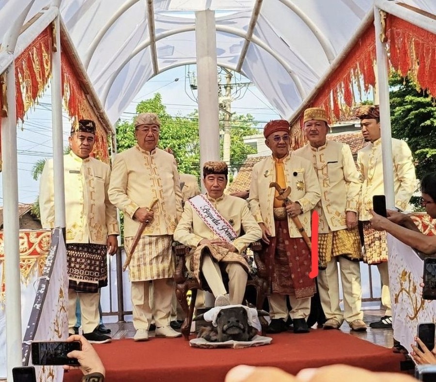 Tokoh Adat Lampung Ungkap Makna Jokowi Injak Kepala Kerbau di Karpet Merah
