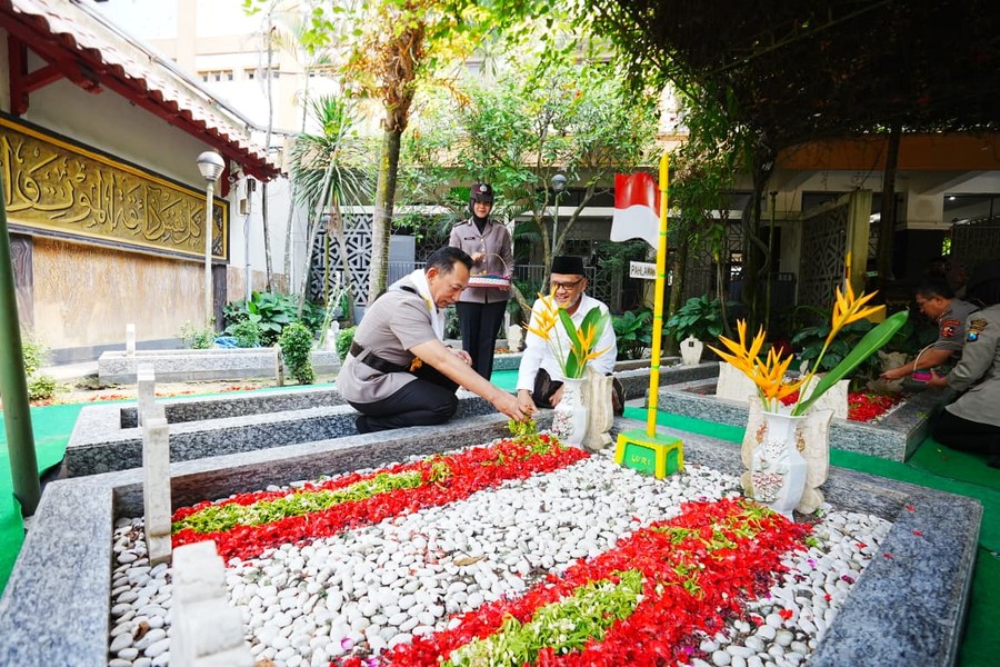 Sambut Hari Bhayangkara ke-80, Kapolri Ziarah ke Makam Gus Dur di Tebuireng