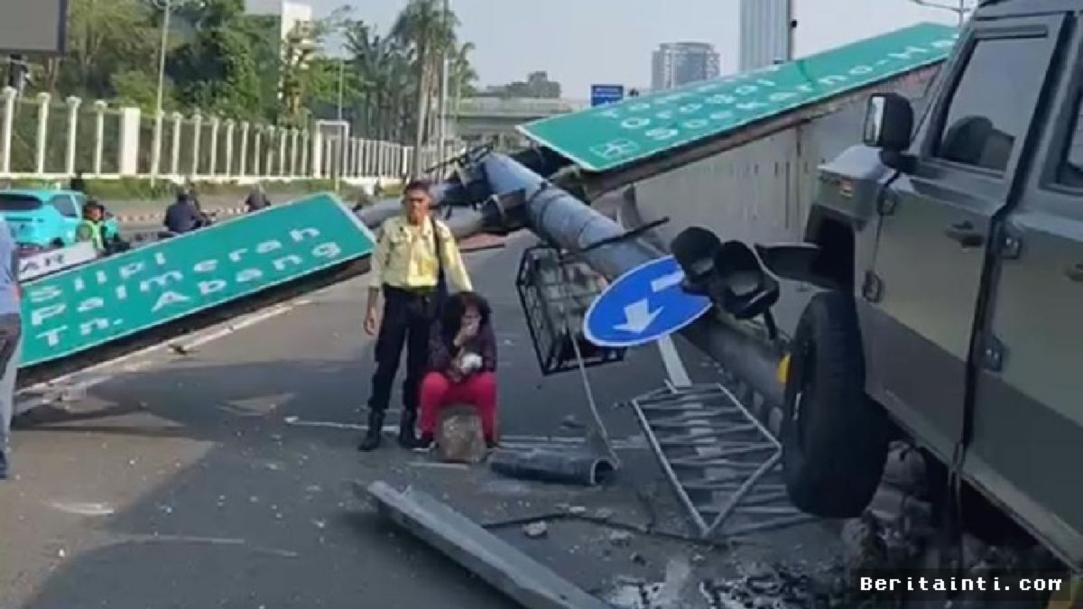 [JAKARTA] — Mobil Maung TNI Tabrak Tiang di Exit Tol Slipi, Sopir Diduga Mengantuk