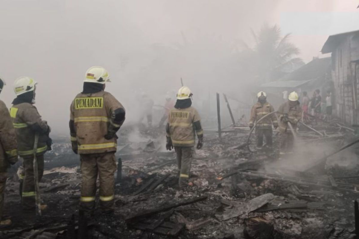 50 Personel Gulkarmat Padamkan Kebakaran Lapak Rongsokan di Cengkareng