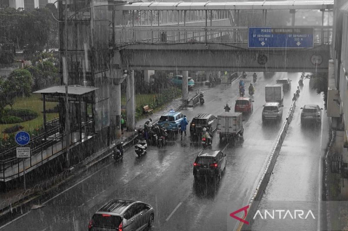 BMKG Imbau Warga Barat Indonesia Waspada Hujan Selasa
