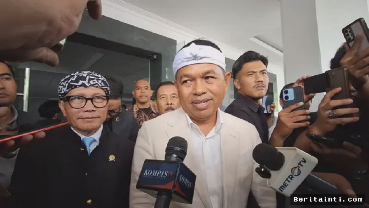 Dedi Mulyadi Serahkan Bonus Rp1 Miliar kepada Persib di DPRD Jabar