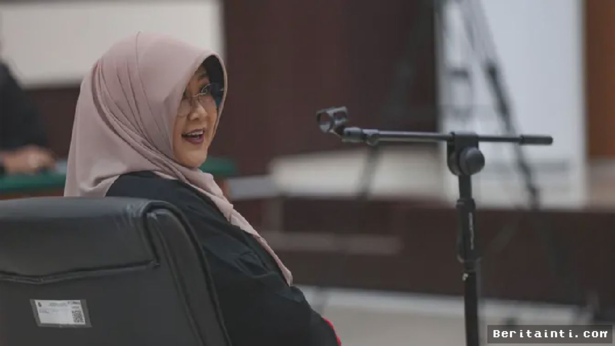 Jakarta — Dokter Tifauzia Tyassuma, yang dikenal publik sebagai Dokter Tifa, menjalani
