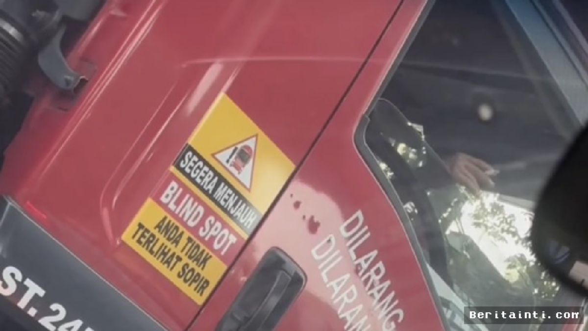 Pertamina Pecat Sopir Truk Tangki yang Merokok Saat Bertugas