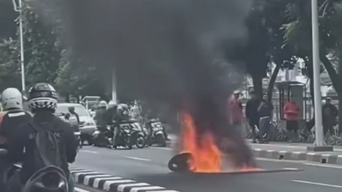 Yamaha R15 Terbakar di Dekat Rel Volvo Pasar Minggu