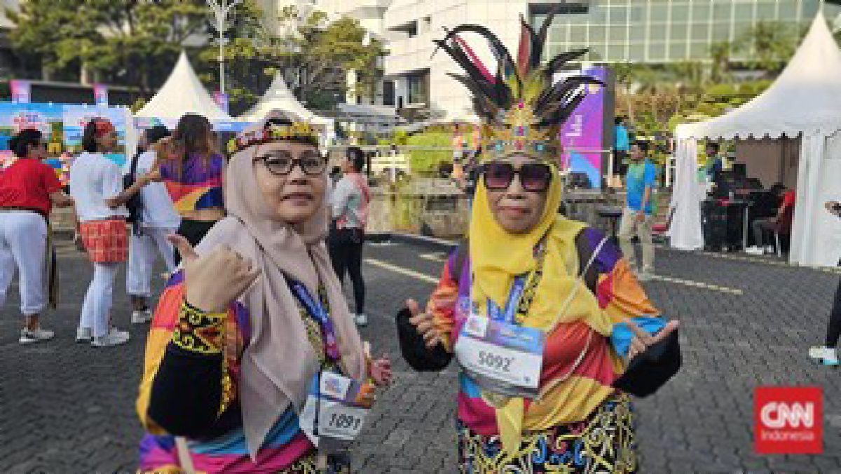 Semangat Ibu-Ibu Berbaju Adat Kalimantan di Senior Happy Run 5K